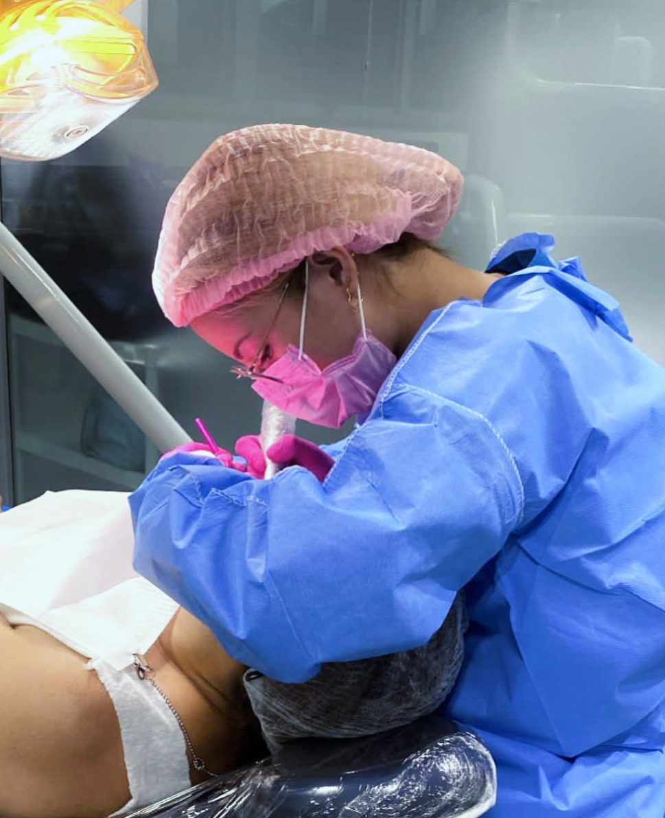 Dra. Karoline realizando procedimento