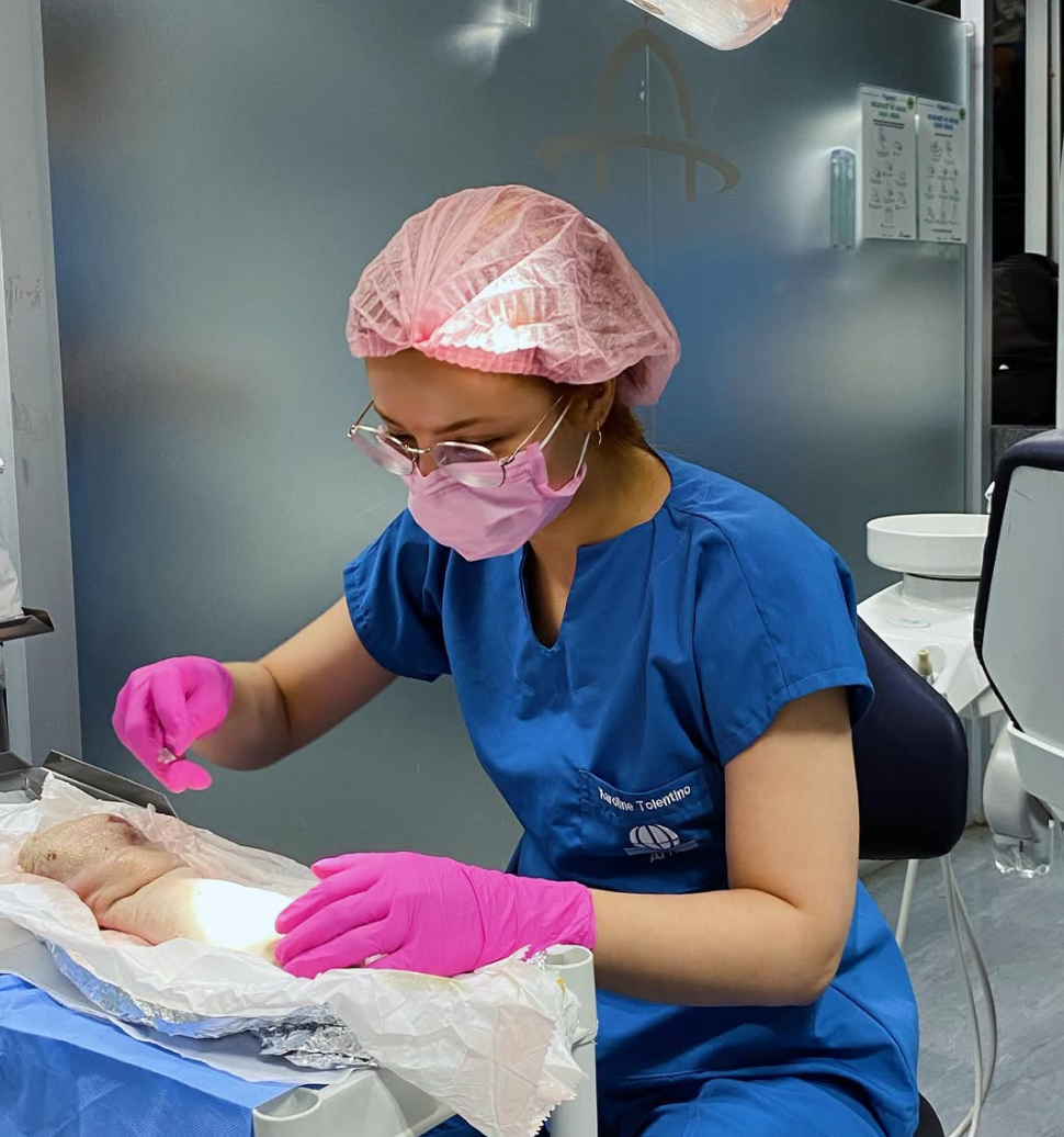 Dra. Karoline em atendimento clínico