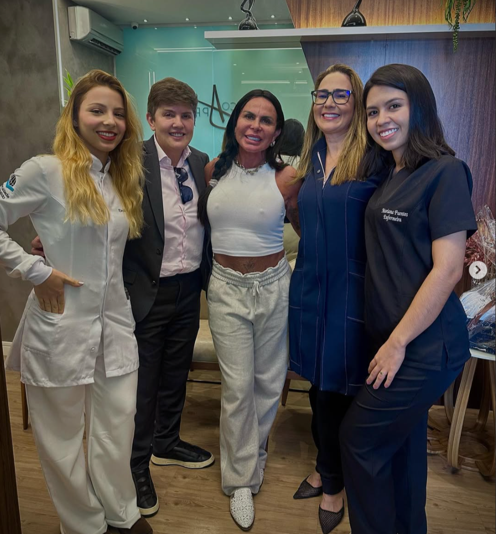 Dra. Karoline com paciente e equipe